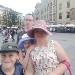 Ilustracja do artykułu: Białystok – Sądy nie chcą widzieć problemu dzieci autystycznych – list pokrzywdzonej Moniki Meredyk i jej rodziny do Redakcji Barwy Bezprawia